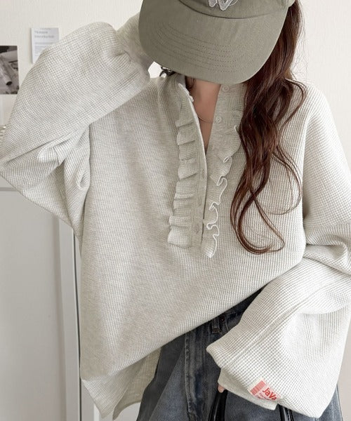 《JaVaジャバコラボ》ラフなのに、ほんのり甘い。ワッフルフリルヘンリーネックトップス（オーバーサイズ） jv1020409
