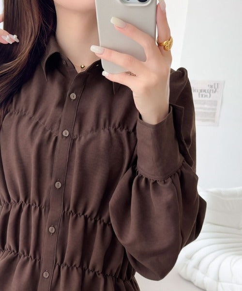 【mily bilet】一枚で、主役級◎。ビスチェ見えパフスリーブペプラム裾シャーリングブラウス（長袖） mi1019100