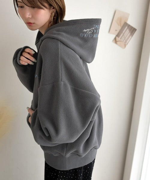 ふわっとあったか、秋冬の“欲しい”をぎゅっと♪刺繍デザインスキッパー衿フリースパーカー ce1020395