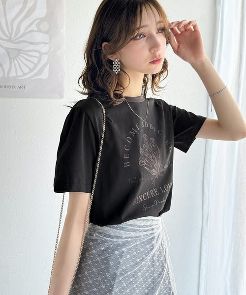 トレンドのディテールが魅力。シルケットフラワーカーブロゴリンガー半袖Tシャツ ce1020196