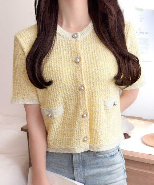 【mily bilet】さりげない華やぎで品よく可愛い♪パール釦ツイード編みロゴプレート付ニットカーディガン（半袖） mi1359057