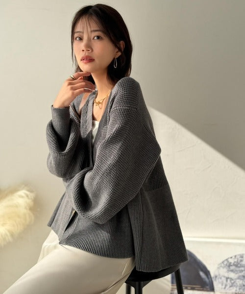 【Classical Evon】ペプラムで叶える、大人の華やぎ。ワッフル編み切り替えペプラムニットカーディガン（長袖） ev1420003