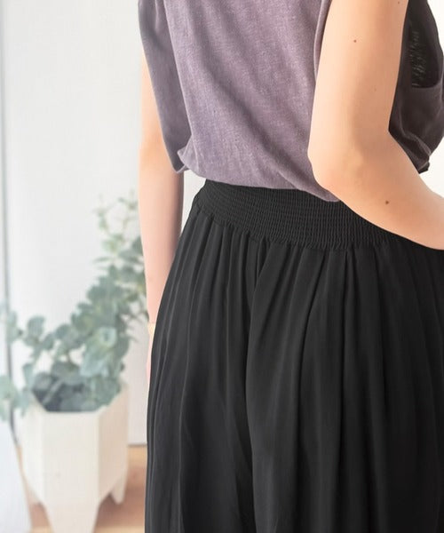 さらり、軽やか。リラックスstyleキマる。レーヨン素材ウエストギャザーフレアシルエットワイドパンツ ce1015084