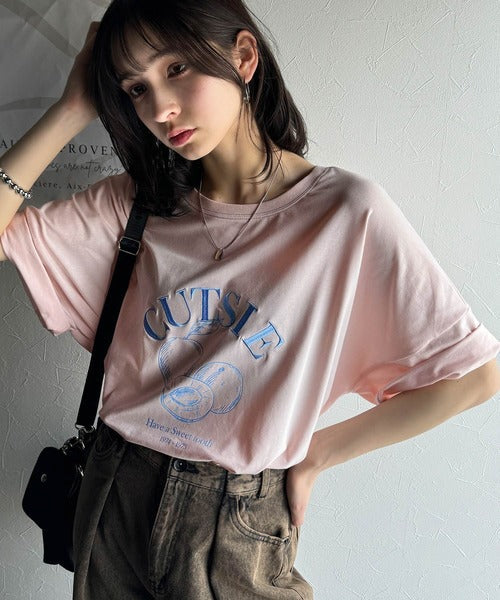 毎日のスタイルを楽しく彩る。前後2way裾ドロストフルーツグラフィックTシャツ ce1050269
