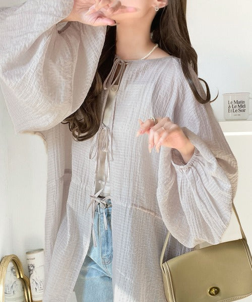 ほんのり透けるシアー素材がつくる、春夏の抜け感ブラウス。ドロストリボンオープンブラウス ce1070210