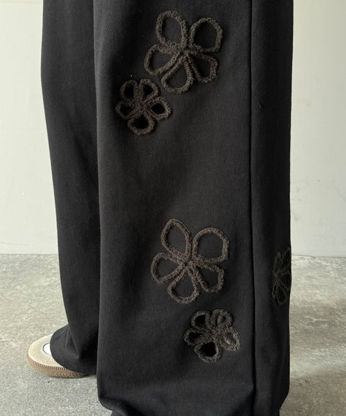 大人の遊び心が光る。フラワーサガラ刺繍くり抜き裏毛スウェットワイドパンツ ce1260424