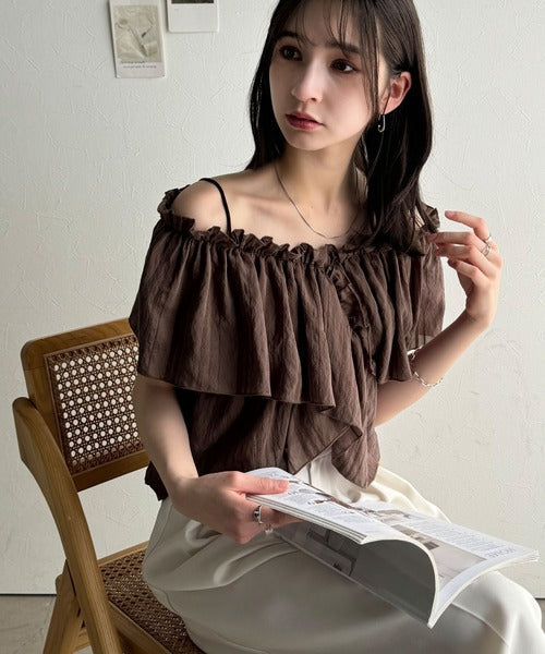 大人ガーリーに見せる。2wayオフショルフリルデザインシアーブラウス ce1070139