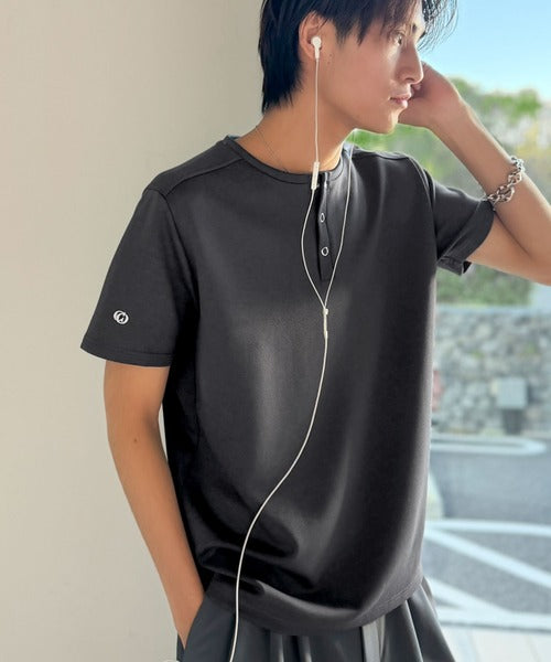 【接触冷感機能付き】肩切り替えショート丈ダンボール素材ヘンリーネックTシャツ／Shoulder Panel Cropped Double-Knit Henley T-Shirt co1010056