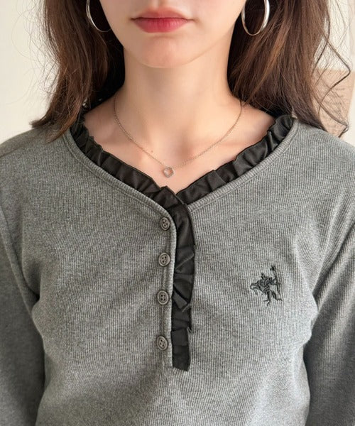 あざと可愛い、私。フリルと刺繍が映える、大人の着映え衿フリルヘンリーネックリブトップス（長袖） ce1010685