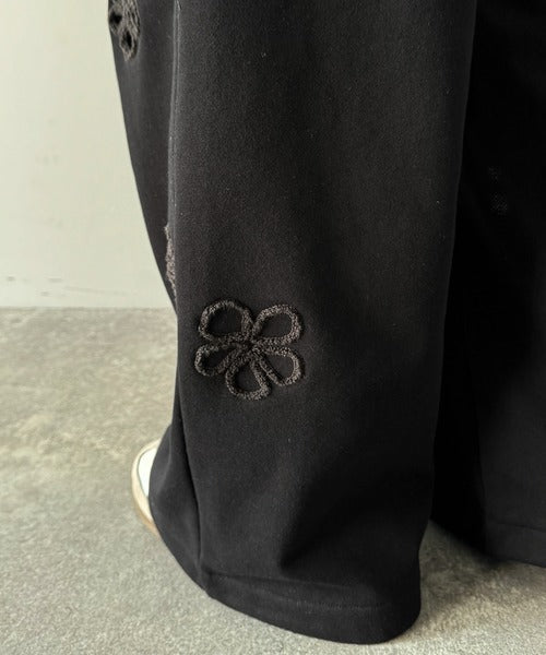 大人の遊び心が光る。フラワーサガラ刺繍くり抜き裏毛スウェットワイドパンツ ce1260424