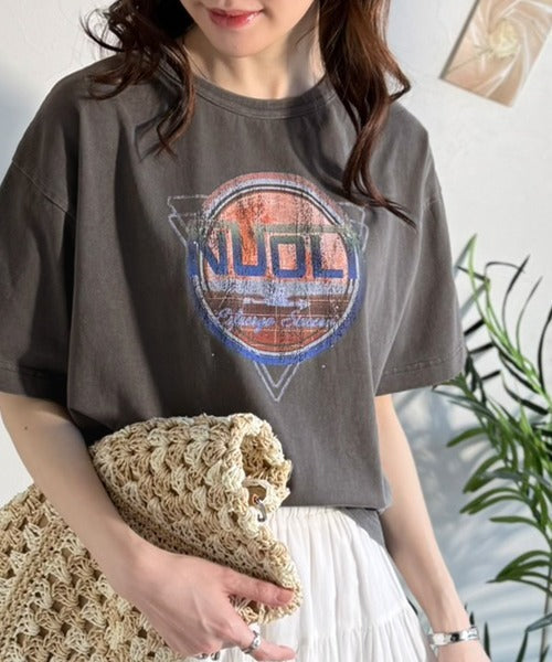 《JaVaジャバコラボ》遊びと余裕をこの1枚で。コットン100％コンパクトグラフィックロゴTEE（半袖） jv1050367