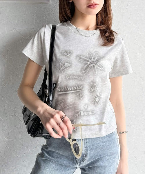 【mily bilet】大人可愛い最旬プリント柄。スプレーライクプリントコンパクトTシャツ（半袖） mi1329024