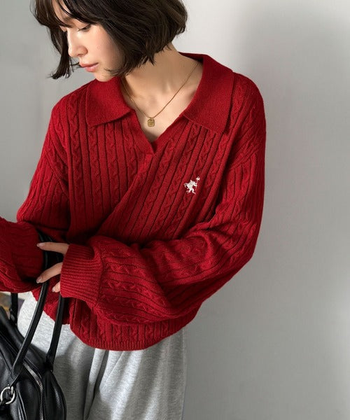 ”品よく華やぐ”。大人のマストバイニット。胸刺繍ケーブル編みポロ襟スキッパーニット ce1050308