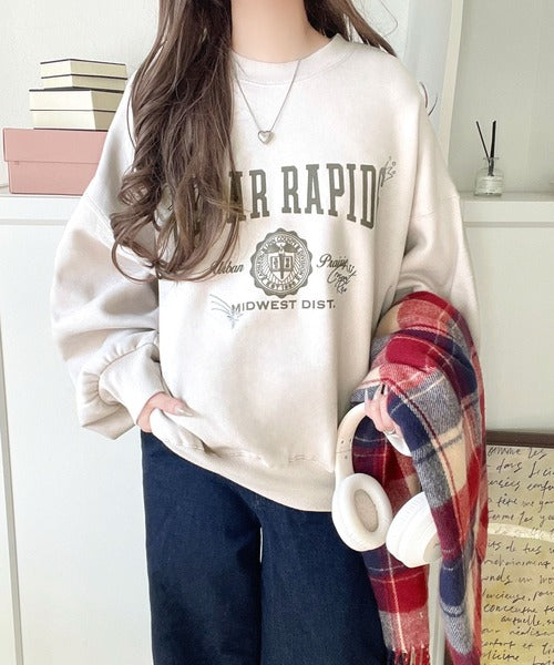 今っぽカジュアルの本命スウェット♪エンブレム風らくがき刺繍入りフロッキープリント裏起毛プルオーバー（長袖） ce1260508