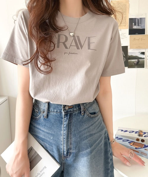 【sustaina+】垢抜けた大人カジュアル。オーガニックコットン100％フロッキーロゴプリントTシャツ ce1260398