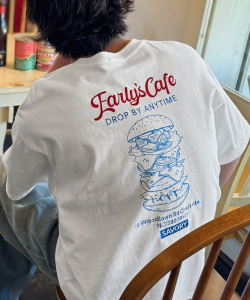 《JaVaジャバコラボ》遊び心のあるカフェロゴが映えるバックプリントT。刺繍使いハンバーガーデザインTシャツ jo1320016