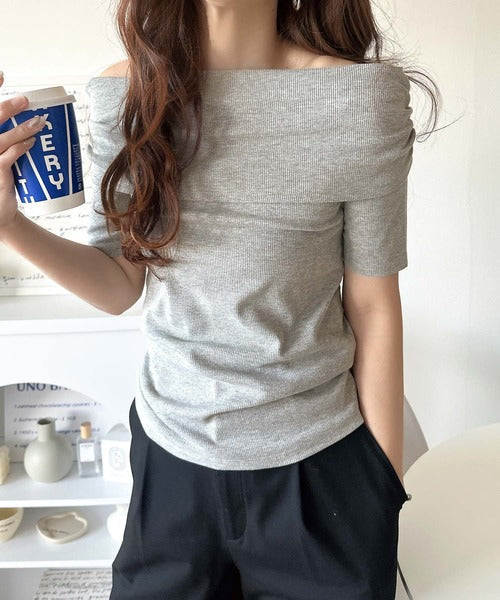 視線を奪う、美デコルテ。華奢見えを叶える、絶妙ドレープが◎ タイ付き五分袖オフショルトップス ce1240086