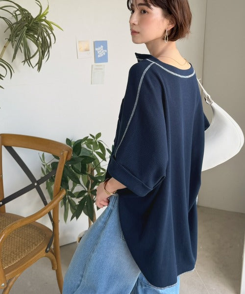 《JaVaジャバコラボ》ゆるさが、サマになる。ヘンリーネック配色ステッチワッフルトップス（半袖） jv1110191