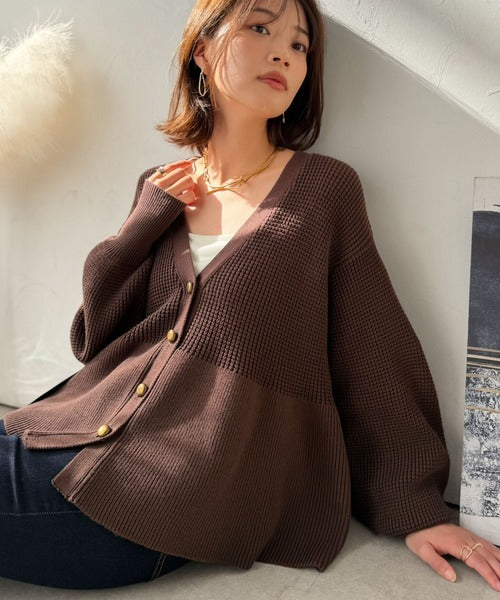 【Classical Evon】ペプラムで叶える、大人の華やぎ。ワッフル編み切り替えペプラムニットカーディガン（長袖） ev1420003