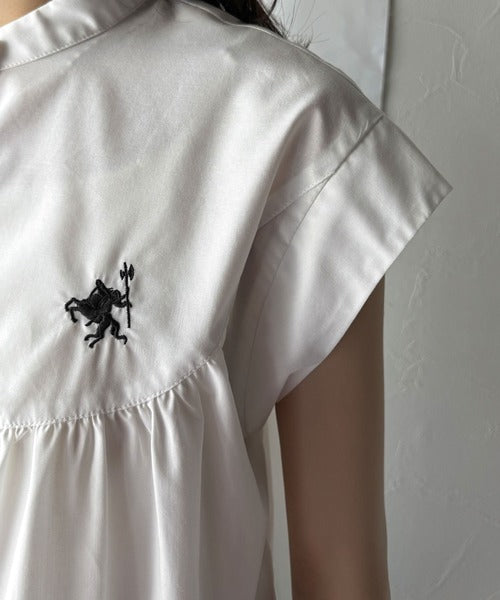 デイリーからお出かけまで大活躍。フレンチスリーブ胸刺繍ギャザーシャツ ce1265001