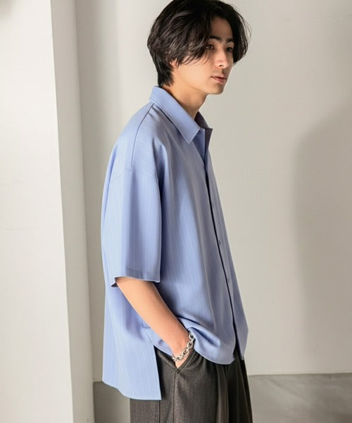 《JaVaジャバコラボ》羽織りとしても重宝する、汎用性の高さが魅力！刺繍入り ヘリンボーン織ストライプ柄 オーバーサイズ半袖シャツ jo1010044