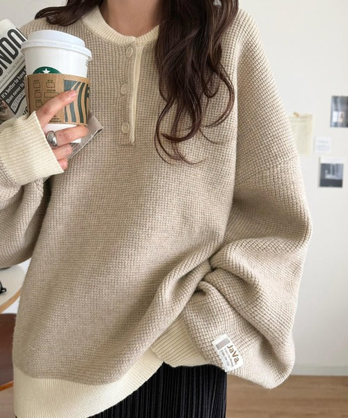 《JaVaジャバコラボ》ふっくら、袖たっぽり。ワッフル編みヘンリーネックオーバーサイズ配色ニット jv1350022