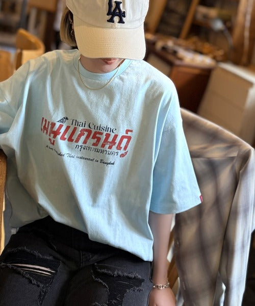 《JaVaジャバコラボ》お洒落見え確定。綿100％タイ料理メニュー風プリントルーズフィットTシャツ(オーバーサイズ) jv1029127