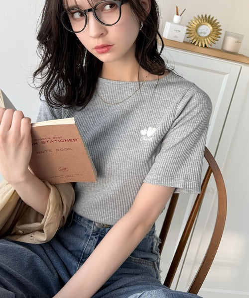 胸元にキュン。ハートサガラ刺繍テレコリブ素材ボートネックTシャツ（半袖） ce1330019