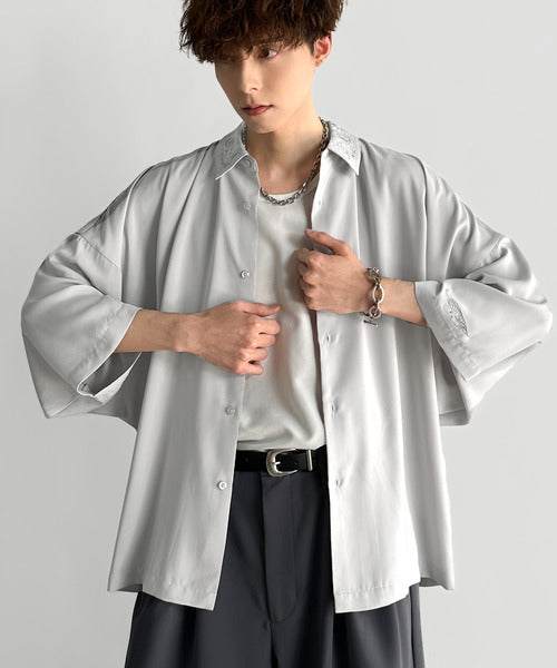 「雰囲気アガる。」衿刺繍ドレープドルマンシャツ／Embroidered Collar Draped Dolman Shirt co1010004