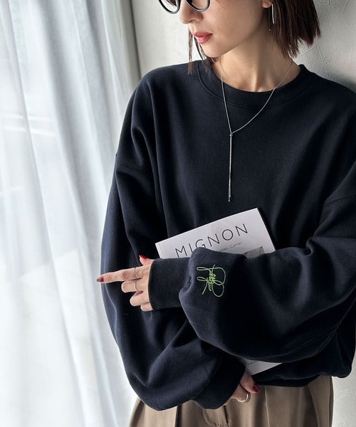 袖先のさりげない刺繍がアクセント。サインロゴ刺繍裏起毛スウェット ce1260464