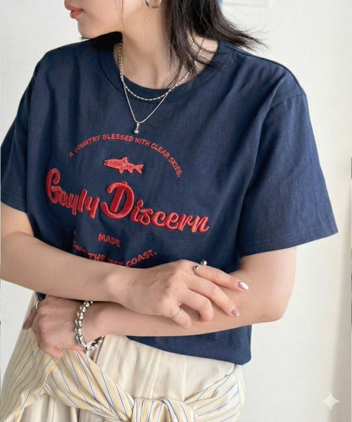 《JaVaジャバコラボ》刺繍とプリントが織りなす唯一無二のデザイン。綿100％おさかな刺繍Tシャツ jv1050359