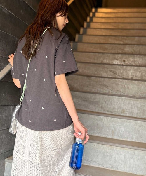 《JaVaジャバコラボ》春夏のカジュアルに、大人の“可愛い”をプラス。ミニハート刺繍Tシャツ（半袖） jv1010470