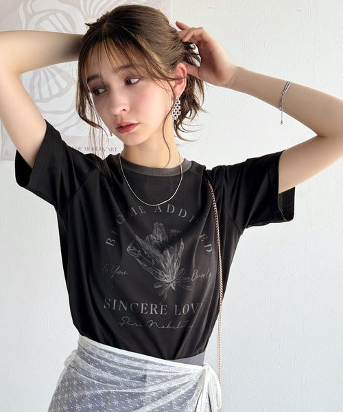トレンドのディテールが魅力。シルケットフラワーカーブロゴリンガー半袖Tシャツ ce1020196