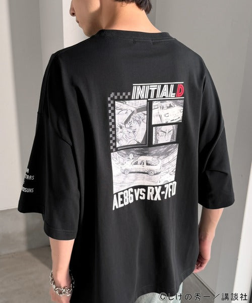 《頭文字D × JaVaコラボ》藤原拓海 vs 高橋兄弟 秋名バトルシーン グラフィック 半袖Tシャツ 【接触冷感・UVカット機能付き素材】 jo1150092