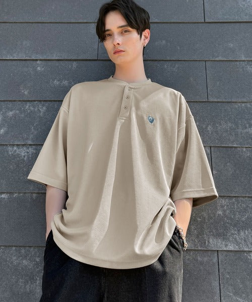 「大人びた遊び心。」刺繍入りハイクオリティダブルフェイス素材バンドカラーポロシャツ／Embroidered High-Quality Double Face Band Collar Polo co1150027