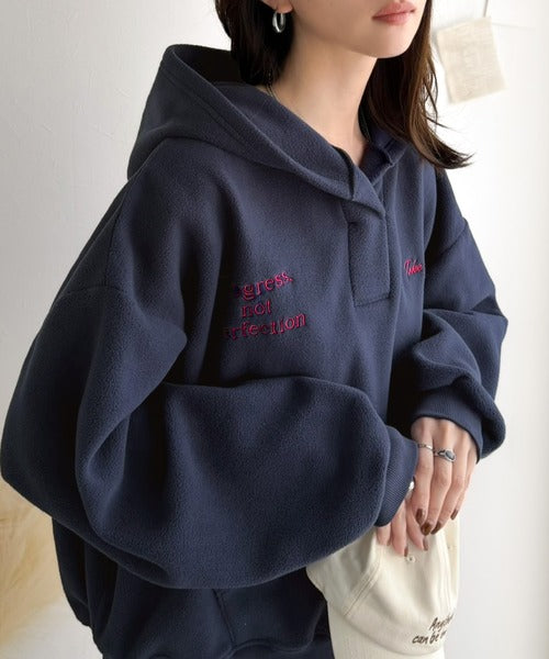 ふわっとあったか、秋冬の“欲しい”をぎゅっと♪刺繍デザインスキッパー衿フリースパーカー ce1020395