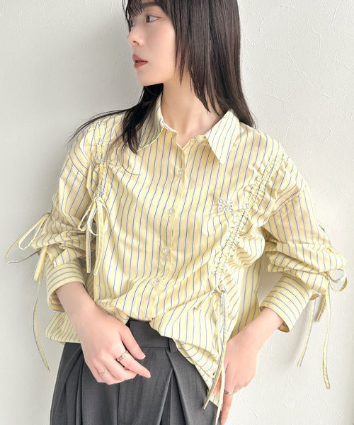 【mily bilet】大人カジュアルに高級感をプラス。ロゴブローチ付きドロストリボンビッグシャツ(長袖) mi1019076