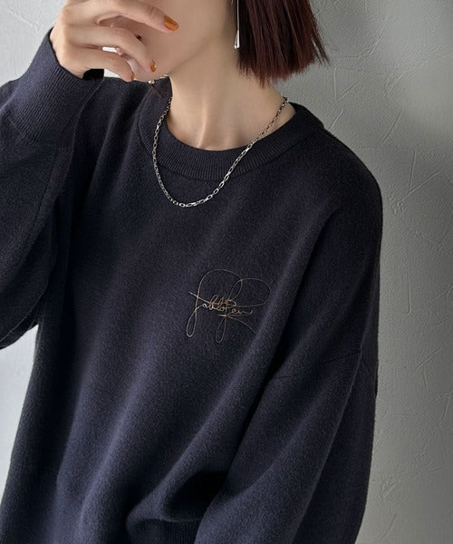 スウェットライクで”魅せる”大人のリラクシーな1枚。胸元サインロゴ刺繍入りニット ce1260482