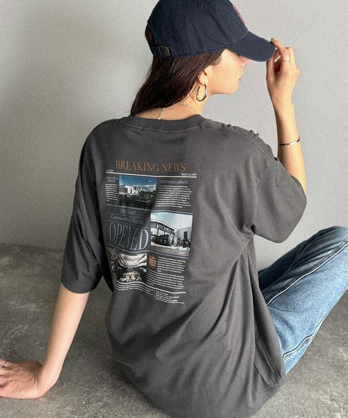 纏うだけで、洒落感アップデート◎綿100％ニュースペーパーロゴプリントオーバーサイズTシャツ ce1330046