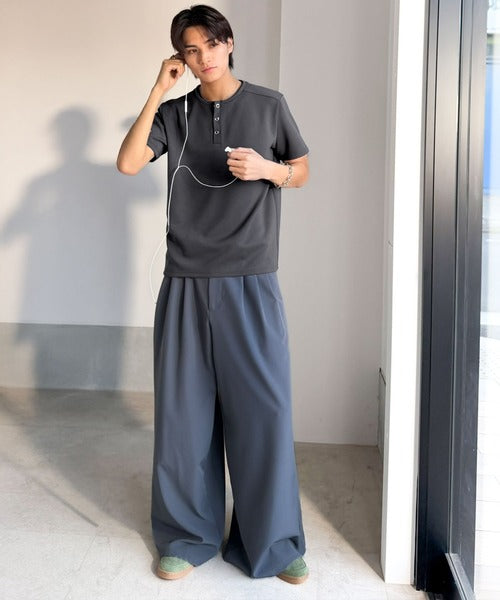 【接触冷感機能付き】肩切り替えショート丈ダンボール素材ヘンリーネックTシャツ／Shoulder Panel Cropped Double-Knit Henley T-Shirt co1010056