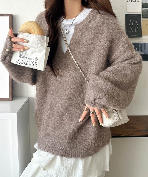 ゆったりふんわり♪シャギーで華やぐ旬顔へ。袖ボタン付きキーネックニット ce1410015