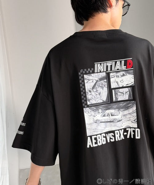 《頭文字D × JaVaコラボ》藤原拓海 vs 高橋兄弟 秋名バトルシーン グラフィック 半袖Tシャツ 【接触冷感・UVカット機能付き素材】 jo1150092