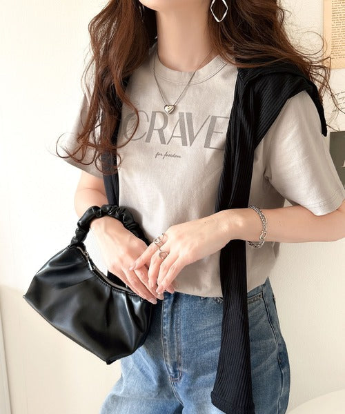 【sustaina+】垢抜けた大人カジュアル。オーガニックコットン100％フロッキーロゴプリントTシャツ ce1260398