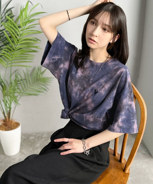 「視線を独り占め。」タイダイ染め刺繍入りオーバーサイズTシャツ／Tie-Dye Embroidered Oversize T-Shirt co1150031