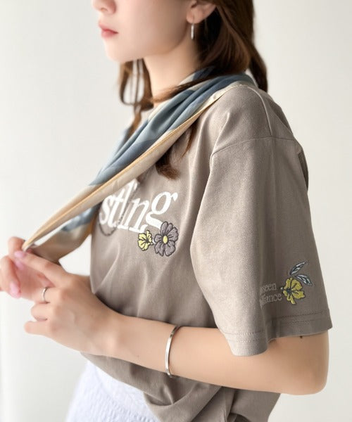 ナチュラルな中に、さりげない華。綿100％ロゴ×フラワー刺繍ビッグTシャツ（半袖） ce1260485
