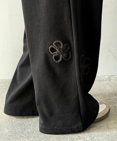大人の遊び心が光る。フラワーサガラ刺繍くり抜き裏毛スウェットワイドパンツ ce1260424