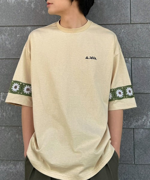 《JaVaジャバコラボ》袖先に遊びと清涼感を。袖クロシェ編み 配色切り替えデザインTシャツ jo1150094