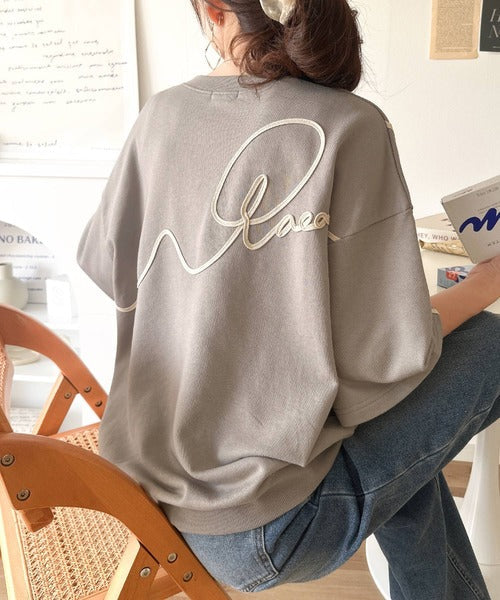 立体感のある刺繍がトレンドムード。paeanバック ウェーブコード刺繍 BIG刺繍 オーバーサイズ スウェット トップス ce1260418