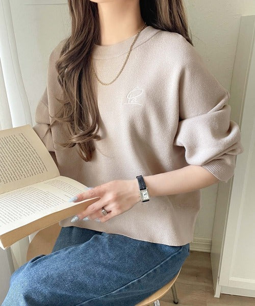 シンプルながらも洗練されたデザインで、こなれ感。胸刺繍スウェット見えコクーンニット（長袖） ce1260463