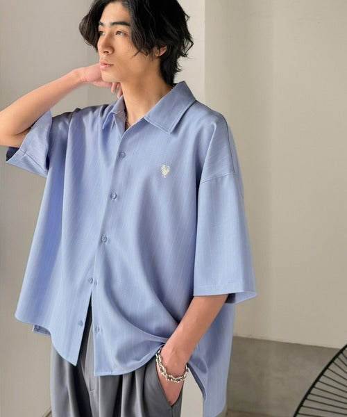 《JaVaジャバコラボ》羽織りとしても重宝する、汎用性の高さが魅力！刺繍入り ヘリンボーン織ストライプ柄 オーバーサイズ半袖シャツ jo1010044
